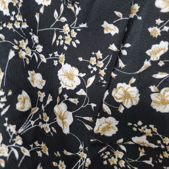 🐸$2🐸Floral Crop Blouse - Picture 6 of 6